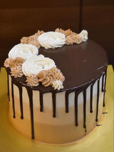 Brown Cake Design Birthday, Tiramisu Cake Design Ideas, Ombre Chocolate Cake, Brown And White Cake Design, Brown Ombre Cake, Tiramisu Birthday Cake Decoration, Tiramisu Cake Design, Brown Cake Design, Brown Birthday Cake