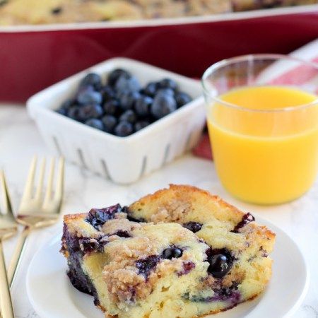 Blueberry Buttermilk Pancake Casserole - Thick and fluffy baked buttermilk pancake casserole filled with fresh blueberries and topped with a brown sugar crumble. The easiest and tastiest "pancake" you'll ever eat! Breakfast Casserole Ham, Breakfast Egg Casserole Recipes, Pancake Casserole, Blueberry Buttermilk Pancakes, Focaccia Dolce, Easy Breakfast Casserole Recipes, Lemon And Coconut Cake, Buttermilk Pancake, Blueberry Pancake