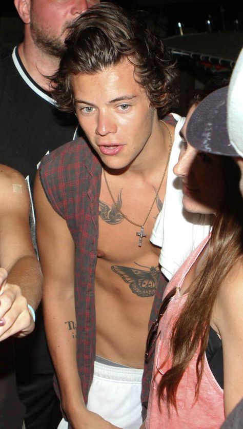 JUST TAKE IT OFF. Frat Boy Harry Styles, Harry Styles Tattoos, Harry 1d, One Direction Photos, Harry Styles Cute, Haikou, Frat Boy, Harry Styles Wallpaper, One Direction Harry