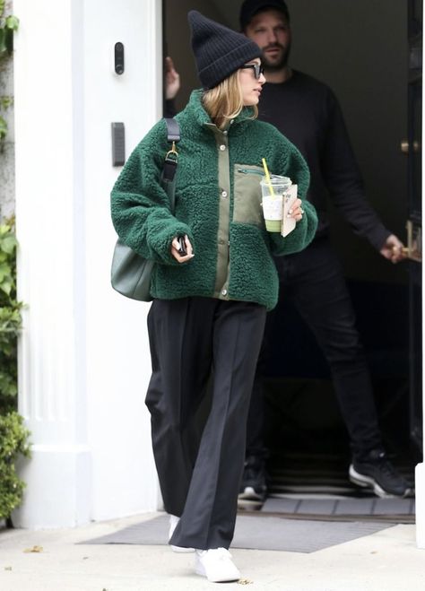 Hailey Bieber Beanie, Fleece Street Style, Green Winter Jacket Outfit, Hailey Bieber Fashion, Sherpa Outfit, Hailey Baldwin Street Style, Hailey Rhode, Fleece Outfit, Hailey Baldwin Style