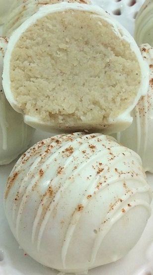 Cinnamon Truffle Recipe, Cinnamon Roll Cake Balls, Cinnamon Cake Balls, Cinnamon Roll Truffles, Apple Pie Truffle Recipe, Cinnamon Roll Cake Pops, Cinnamon Roll Balls, Fall Truffles Recipe, Coconut Truffles Condensed Milk