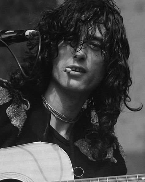 What’s your favorite Jimmy Page look? #jimmypage #ledzeppelin #guitar #smoking #rockband #60s #theyardbirds #70s #70srock #rockmusic… Robert Plant Led Zeppelin, Best Guitar Players, The Yardbirds, Best Guitar, Rock Guitarist, Best Guitarist, Led Zep, Stevie Ray Vaughan, Musica Rock