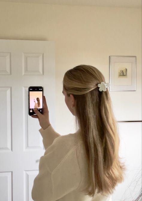 half up clip Half Ponytail Straight Hair, Half Up Hair Casual, Half Updo Straight Hair, Half Up Clip, Half Up Hair Clip, Half Up Half Down Straight Hair, Half Ponytail, School Hairstyles, Half Updo