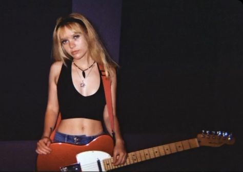 Y2k Rockstar Gf, British Aesthetic Grunge, Rockstar Girlfriend Outfit Summer, Rocker Girl Hair, Girl Rockstar Aesthetic, 2000s Rock Aesthetic, Rock And Roll Aesthetic Outfit, Blonde Rockstar, Star Girl Aesthetic Outfits