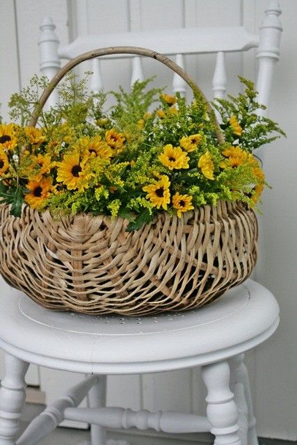 . Rustic Chairs, Basket Flower Arrangements, Bouquet Champetre, Wellness Room, Scandinavian Farmhouse, Vibeke Design, Yellow Cottage, Basket Case, Garden Containers