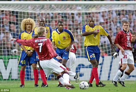 David Beckham showed off his dead-ball prowess in the same game at the 1998 World Cup Carlos Valderrama, 1998 World Cup, Cleveland Browns Football, Three Lions, England Football Team, England Players, Browns Football, Manchester United Football Club, Manchester United Football