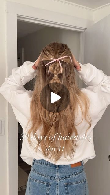 bayleigh barnes on Instagram: "obsessed with this easy hairstyle idea 🥲🎀❄️🌲 my cute christmas sweatshirt is from @_thebeachclub 🫶🏼 #hairstyletutorial #holidayhair #christmashairstyle #ribbonhair" Cute Simple Christmas Hairstyles, Cute Holiday Hairstyles Simple, Christmas Hairstyles With Bow, Cute Christmas Hairstyles For Teens, Cute Thanksgiving Hairstyles, Holiday Bow Hairstyle, Simple Hairstyles For School, Easy Christmas Hairstyles, Hoodie Hairstyles