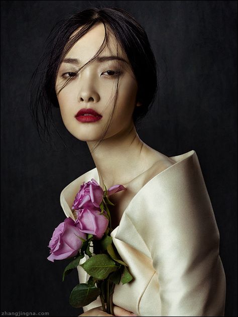 Kwak Ji Young by Zhang Jingna for Phuong My FW13/14. #photography #fashion #zhangjingna #zemotion #model #asian #flowers #korean Zhang Jingna, Beauty Fotografie, Foto Poses, Trendy Flowers, Foto Art, Bouquet Of Flowers, Portrait Inspiration, 인물 사진, Light Photography