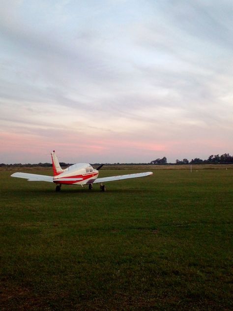 Produced by Chincul SA, with license of Piper, In San Juan, Argentina. The Argentina Air Force doned a total of 100 PA-28, 1 to each of the #100 Better Airclubs of Argentina in the 70s . The LV-LDM was one of the PA-28s doned to the Villa Ángela AirClub, in 1974. Piper Aircraft, Plane Photos, Airplane Flying, Army Women, Civil Aviation, Guilty Pleasure, The 70s, Air Force, Aircraft