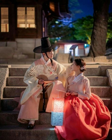 Korean Traditional Wedding, Hanbok Wedding Dress, Hanbok Wedding, South Korea Photography, Korean Traditional Clothing, Korean Wedding Photography, Korean Traditional Dress, Korean Language Learning, Korean Hanbok