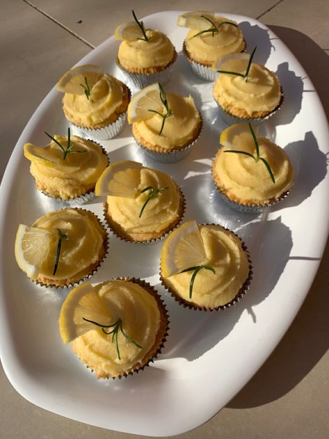 Lemon Themed Desserts, Lemon Cupcake Decorating Ideas, Summer Cupcakes Aesthetic, Lemon Dessert Aesthetic, Aesthetic Muffins, Lemon Desserts Aesthetic, Yellow Desserts Aesthetic, Lemon Cakes Aesthetic, Lemon Cupcake Aesthetic