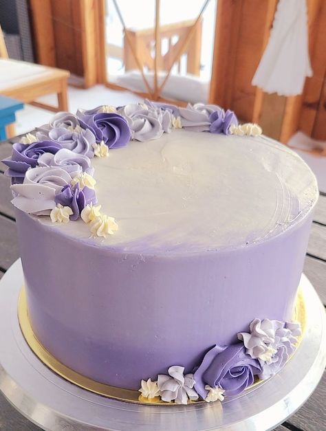 White Cake With Purple Flowers, Cute Purple Cake, Violet Birthday Cake, Purple And White Cake, Purple Floral Cake, Floral Cake Ideas, Buttercream Tips, Pasteles Aesthetic, Floral Cake Birthday