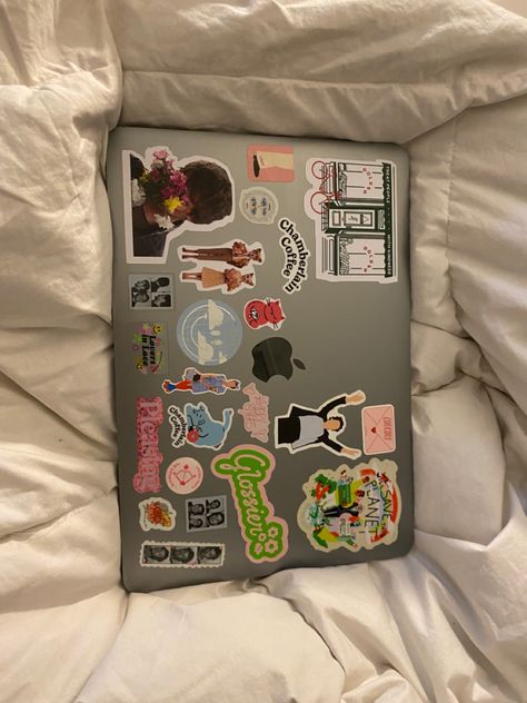 Computers With Stickers, Stickers On Computer, Computer With Stickers, Computer Stickers Ideas, Macbook Aesthetic Stickers, Macbook With Stickers, Macbook Stickers Ideas, Computer Stickers Aesthetic, Laptop Decoration Stickers