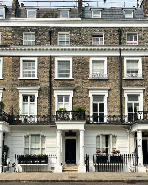 So my number one location on my favourite house locations, South Kensington. This is the area I most enjoy exploring for architecture. The most gorgeous handsome terraces with white stucco and London brick. Stunning elegant squares and established trees. This upmarket area has lots of cool restaurants and cafes along with the museums. 📍Thurloe Square - #regencyarchitecture #victorianarchitecture #england #britishhouse #englishstyle #englisharchitecture #perfectenglishhome #homesofinstag... Facade Elements, Regency Architecture, Classical Facade, Kensington House, Cool Restaurants, London Brick, House Moodboard, British House, English Architecture