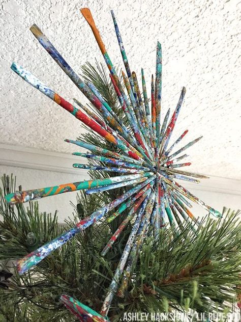 Christmas Tree Topper made from paintbrushes - paint brush starburst - vintage art supplies Art Theme Christmas Tree, Art Room Christmas Tree, Art Themed Christmas Tree, Artist Christmas Tree, Vintage Art Supplies, Pod Cast, Xmas Tree Toppers, Art Christmas Tree, Chirstmas Decor