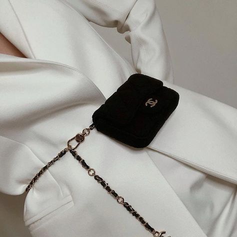 Tera Sassin (@terasassin) • Instagram photos and videos Boho Clothing Brands, Chanel Belt Bag, Belt Bag Outfit, Tote Bag Outfit, Chanel Tote Bag, Daily Fashion Inspiration, Bag Outfit, Bohemian Bags, Chanel Tote