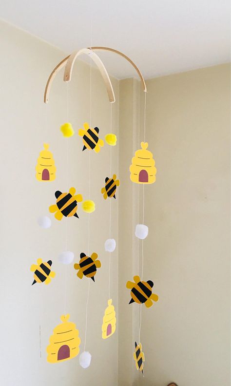 Bee Room Decor Diy, Bee Mobile Diy, Bee Themed Nursery Baby Rooms, Honeybee Nursery Decor, Crochet Bee Mobile, Beehive Craft, Bee Mobile, Bee Themed Classroom, Bee Classroom