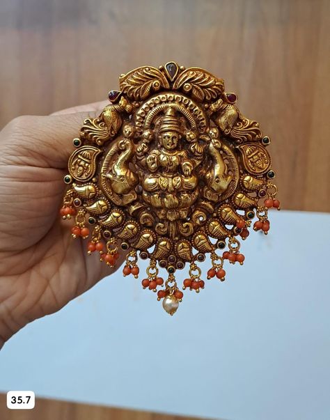 Pendants Gold Indian, Gold Lakshmi Pendant Designs, Pendent Designs, Constellation Craft, Lakshmi Pendant, Gold Jewels Design, Neck Pieces Jewelry, Pendants Gold, Indian Bridal Jewelry Sets