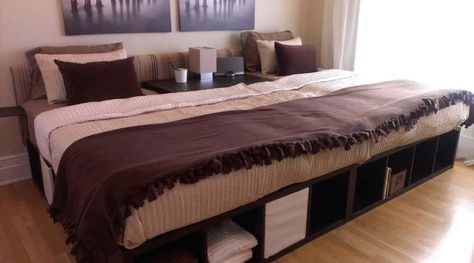 An OVERSIZE BED! Oversize bed is made up of three side by side twin mattresses. Hemnes Bed, Ikea Bed Hack, Full Bed With Storage, Malm Bed, Family Bed, Murphy Bed Ikea, Large Bed, Murphy Bed Plans, Ikea Bed