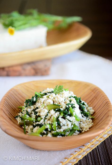 Simple Tofu Recipe with Crown Daisies-Korean Ssukgat Dubu Muchim is part of Korean temple food but has also become everyday side dish for all Koreans. So delicious, healthy and in 5 min! - a must try! Water Cress, Temple Food, Korean Temple, Korean Vegetables, Tofu Recipes Easy, Foodgawker Recipes, Korean Side Dishes, Tofu Recipe, Spinach Recipes