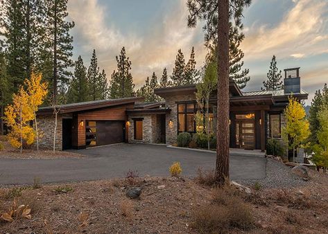 Spanish Cabin House, Modern Waterfront Homes, Modern Lodge Exterior, Martis Camp Homes, Mountain Modern Home Exterior, Modern Mountain Home Exterior, Modern Mountain House Plans, Mountain Contemporary Home, Modern Mountain House