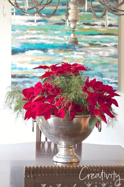 Bucket Centerpiece, Bucket Crafts, Bucket Decor, Inside Decor, Christmas Interiors, Champagne Buckets, Wreaths And Garlands, Christmas Projects Diy, Christmas Arrangements