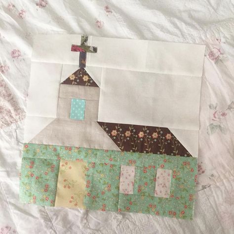 Church Quilt Block Pattern, House Quilt Block Pattern Free, Easter Quilt Patterns, Quilt Blocks Patterns, Easter Quilt, Farm Animal Quilt, House Quilt Block, House Quilt Patterns, Appliqué Quilts