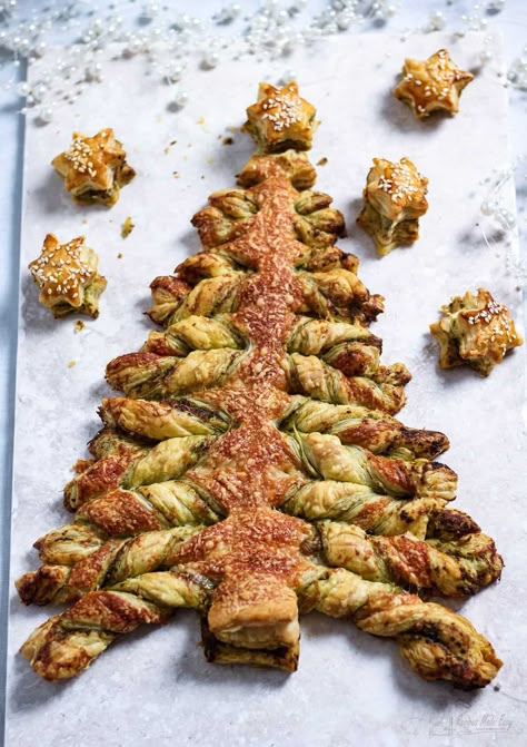 Easy Pesto Christmas Tree | Recipes Made Easy Pesto Christmas Tree, Holiday Party Food Appetizers, Christmas Eve Buffet, Boxing Day Food, Christmas Buffet Ideas, Christmas Dinner Recipes Easy, Savoury Pastry, Easy Christmas Dinner, Christmas Bakes