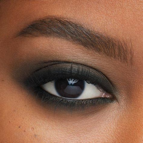 Eyeliner Techniques, Smudged Eyeliner, Maybelline Tattoo, Pencil Eye, Smokey Eyeliner, Black Smokey, Brown Eyeliner, Black Eyeshadow, Fashion And Beauty Tips