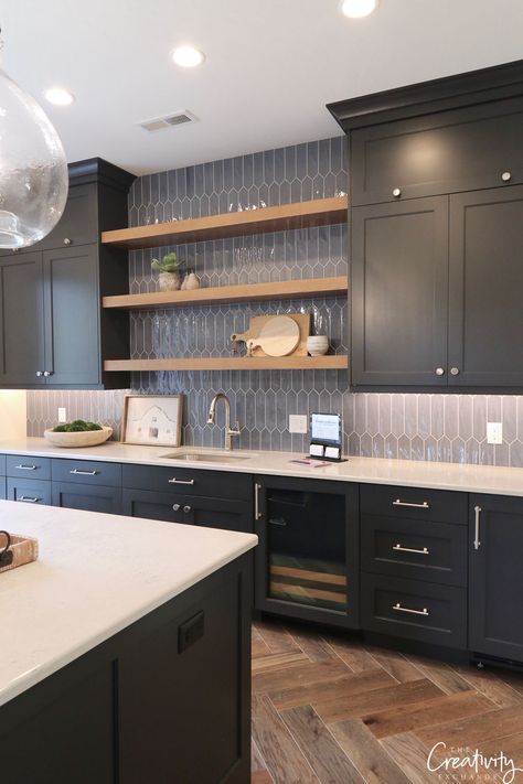 Kitchen With Black Cabinets, Model Dapur, Серая Кухня, Best Kitchen Cabinets, Kabinet Dapur, Gray Cabinets, Black Kitchen Cabinets, New Kitchen Cabinets, Classic Kitchen