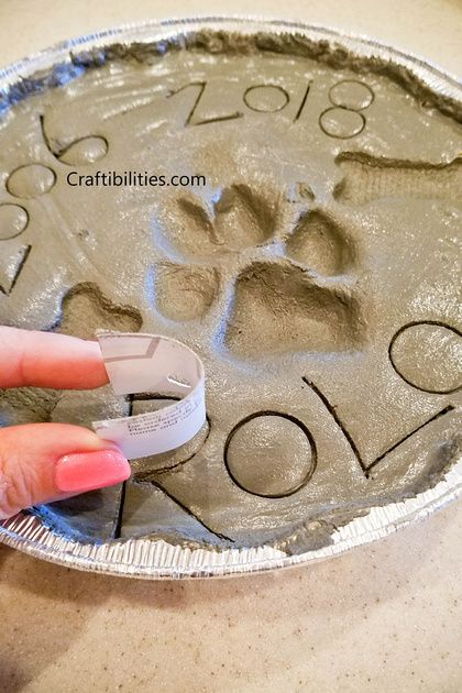 Pet Keepsake - MEMORY Stepping Stone - HOW TO WRITE IN CEMENT - Paw print - DIY Garden memorial Memorial Stones Diy, Dog Paw Print Craft, Paw Print Crafts, Memorial Gift Ideas, Pet Headstones, Garden Memorial, Pet Memorial Garden, Stepping Stones Diy, Pet Grave Markers