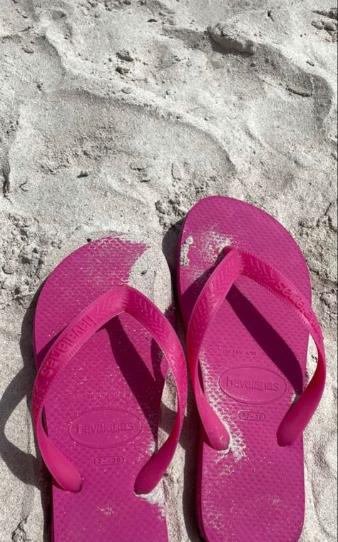 Pink Sandals Outfit, Girls Flip Flops, Foto Inspo, Havaianas Flip Flops, Beach Slippers, Beach Flip Flops, Pink Sandals, Sandals Outfit, Coconut Girl