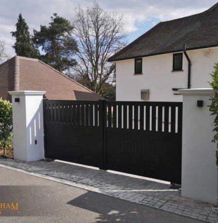 Front Drive Wall Ideas, Drive Gates Ideas, Front Gates Driveway, Electric Driveway Gate Ideas, Black Driveway Gate, Gates Driveway, Driveway Gates Metal, Electric Gate, Nutec Gates