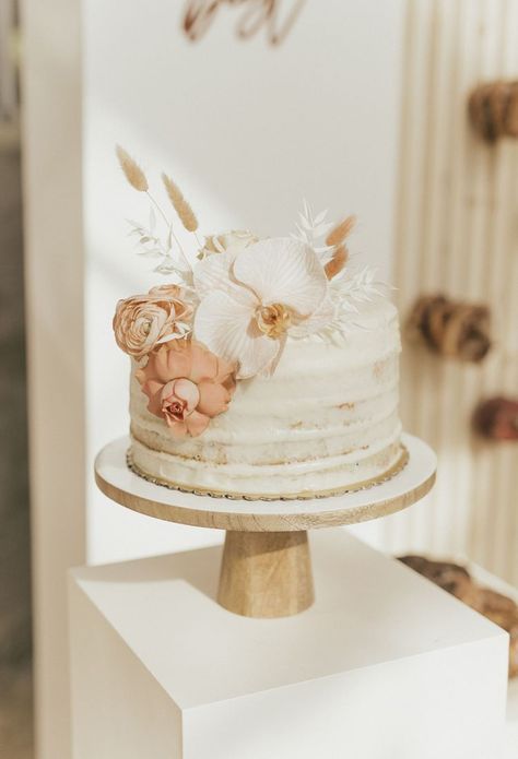 25 Bridal Shower Cake Ideas for a Sweet Celebration Bridal Shower Board, Wedding Cake Hydrangea, Neutral Wedding Colors, Wedding Cake Ideas, Earthy Wedding, Floral Wedding Cakes, Hydrangeas Wedding, Bridal Shower Cakes