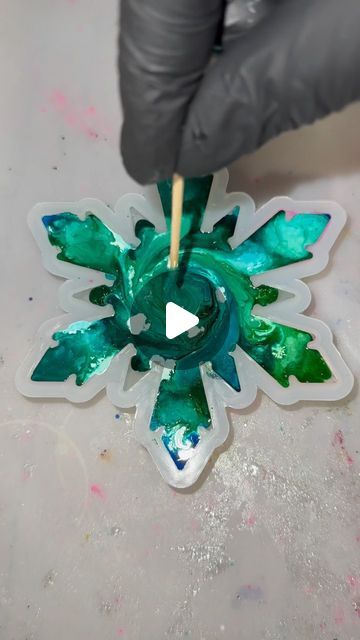 InspiredByMemms on Instagram: "Playing around with alcohol inks in this snowflake mold! 🤩❄️   Resin: @artnglow save with code ‘INSPIRED’!  #satisfying #satisfyingvideo #resinart #epoxyresin #inspiredbymemms #giftideas #snowflake #resinornaments #resinpour #fyp #artnglow #resinartist #artistsoninstagram #resindemolding #igart #epoxy #resin #resina #resinpour #resincrafts #ornament #ornaments #resinobsession #resinofinstagram #holidaygifts #alcoholinkart #alcoholinkandresin #christmas #bluechristmas #resinart_daily" Using Alcohol Inks In Resin, Northern Lights Resin Art, Epoxy Ornaments Diy, Epoxy Christmas Ornament, Resin Christmas Ornaments Diy, Resin Ornaments Diy, Christmas Resin Ideas, Resin Snowflakes, Resin Christmas