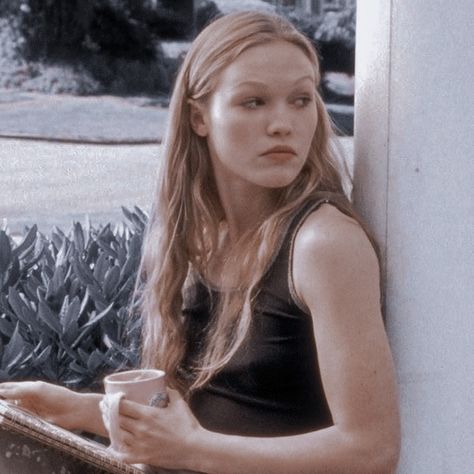 kat stratford – 10 things i hate about you Lat Stratford, Cole Walter, Kat Stratford, Johnny Lawrence, 10 Things I Hate About You, Julia Stiles, Halloween Inspiration, Tv Girls, Personalities