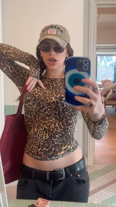 Leopard Print Outfits Aesthetic, Leopard Print Top Outfit, Leopard Outfit Ideas, Leopard Top Outfit, Printed Top Outfit, Cheetah Print Outfits, Cheetah Print Top, Sky Abstract, Leopard Print Outfits