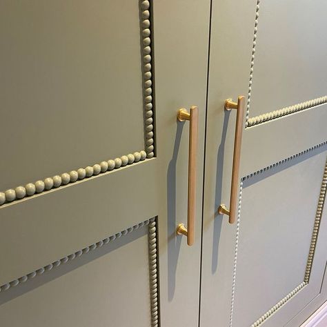 DecWOOD Mouldings on Instagram: "Who loves bobbin shaker style doors like these?🙋‍♂️💚 Our 572/D small bobbin moulding looking tremendous on this bespoke fitted furniture by @palmer_joinery @islajamesinteriors💚 A great way to add character to your cabinetry. . . . #decwood #itsallinthedetails #bobbinfurniture #bespokefurniture #bespokejoinery #joinery #customcabinetry #cabinetry #fittedfurniture #joinerywork #fittedwardrobes #greeninterior #interiorideas #interiors #decorative #wallpanelling #interiordecorating #interiorstyling #shakerdoors #interiorslondon #diy #diyideas #bedroomideas #wardrobesideas #livingroomideas" Bobbin Panelling, Bobbin Moulding, Diy Interior Door, Decwood Mouldings, Bobbin Furniture, Millwork Details, Joinery Design, Joinery Details, Furniture Details Design