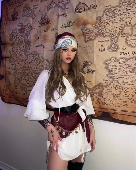 Pirate Theme Costume Ideas, Bartender Halloween Costumes, Pirate Costume Hair, Pirate Inspired Outfits, Air Costume, Pirate Vibes, Pirate Girl Costume, Costume Pirate, Hot Halloween Outfits