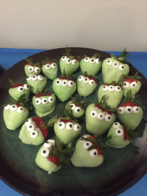 chocolate covered alien strawberries! made with white chocolate/green food coloring and candy eyes. perfect for an outer space themed party Space Birthday Party Food, Teenage Party Games, Space Party Food, Alien Birthday Party, Alien Birthday, Space Themed Party, 4de Verjaardag, Toy Story Party Decorations, Candy Eyes