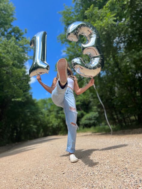 Birthday With Balloons Photo Ideas, Pictures With Number Balloons, Birthday Photo Shoot With Balloons, Turning 13 Photo Shoot Ideas, Cute Birthday Photo Ideas, Teen Birthday Photoshooting, Birthday Photoshoot Ideas Teenage, Birthday Poses For Photoshoot, Birthday Inspiration Photos