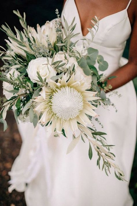 Herb Wedding, Protea Wedding, Bouquet Champetre, Protea Bouquet, Wedding Flower Trends, Green Wedding Bouquet, Greenery Wedding Decor, Rose Wedding Bouquet, White Wedding Bouquets