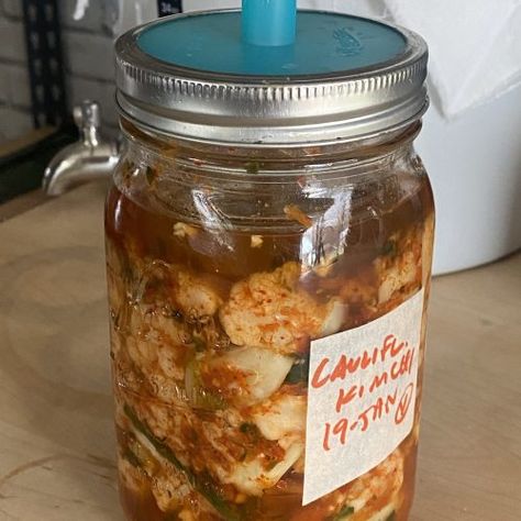 Cauliflower Kimchi, Kimchi Recipes, Herbs Remedies, Fermented Kimchi, South Korean Food, Fermented Veggies, Gluten Free Soy Sauce, Kimchi Recipe, Fermentation Recipes