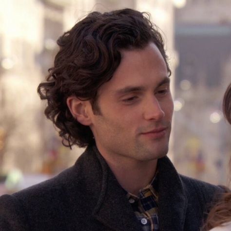 dan humphrey from gossip girl looking at blair waldorf Gossip Girl Dan Humphrey, Dan And Blair, Dan Gossip Girl, Gossip Girl Season 6, Smash Board, Joe Goldberg, Dan Humphrey, Nate Archibald, Penn Badgley