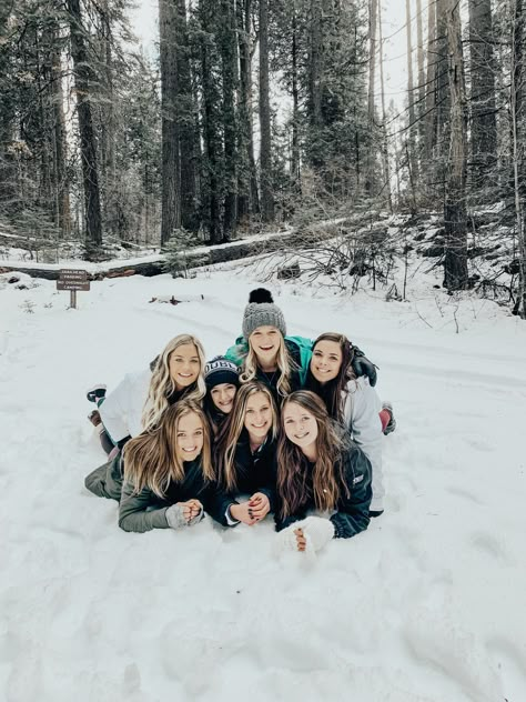 Winter Group Photos, Winter Group Photoshoot, Best Friend Winter Photoshoot, Snow Pics With Friends, Snow Family Pictures, Family Holiday Pictures, Group Picture Poses, Snow Photoshoot, Winter Family Photos