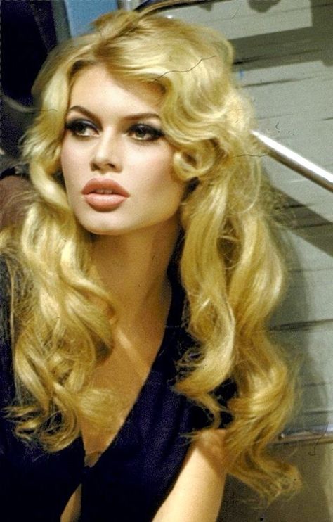 Vintage Hairstyles For Long Hair With Bangs, Blonde Old Hollywood Hair, Old Hollywood Style Hair, Bridgette Bardot Hair, Classic Hollywood Hair, 50s Hairstyles For Long Hair, 1910s Hair, Bridget Bardot Hair, Oscars Hairstyles