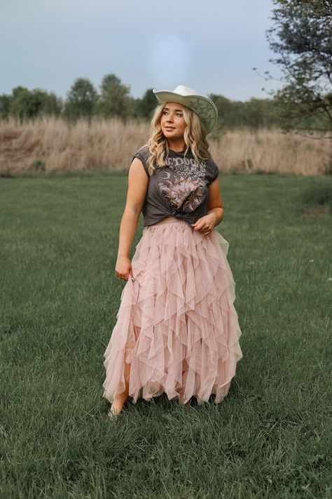 Tiered Summer Rose Evening Skirt Dusky Pink Wedding Guest Outfit Anniversary Getaway Special Ocassion Skirt Boho Western Aesthetic - Etsy Carrie Bradshaw Outfits Plus Size, Western Cowgirl Party Ideas, Wedding Guest Country Outfit, Southern Woman Style, Country Cute Outfits, Boho Themed Party Outfit, Cowgirl Outfits Skirt, Country Wedding Outfits For Women Guest, Western Gala Outfit