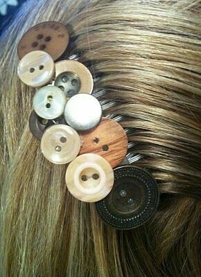 Button Hair Accessories, Alternative Gift Ideas, Hair Clip Ideas, Button Projects, Button Creations, Button Headband, Button Ideas, Button Craft, Hair Clips Diy