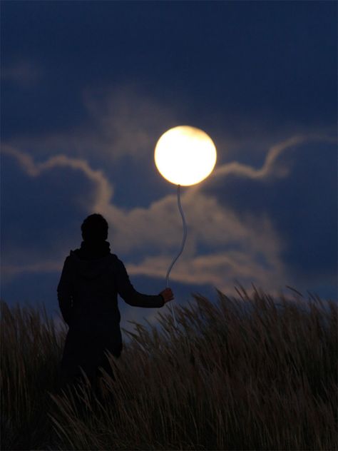 Photographer Laurent Lavender Plays with the Moon  http://www.thisiscolossal.com/2014/05/photographer-laurent-lavender-plays-with-the-moon/ Illusion Fotografie, Moon At Night, Moon Madness, Illusion Photography, Moon In The Sky, Moon Balloon, Forced Perspective, Shoot The Moon, Moon Photos