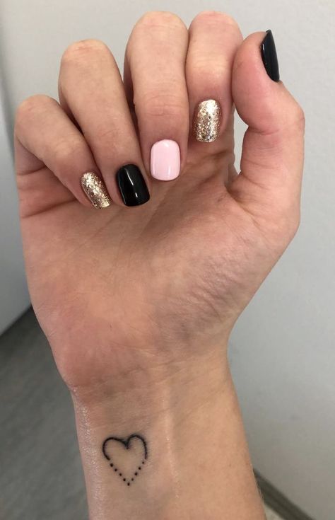 Short square nails with black, gold and some pink. Black Gold Short Nails, Black Gold Pink Nails, Pink Gold And Black Nails, Black Pink Gold Nails, Black Pink And Gold Nails, Short Black And Gold Nails Ideas, Pink Black And Gold Nails, Zero Streamer, Pink And Gold Nails Short